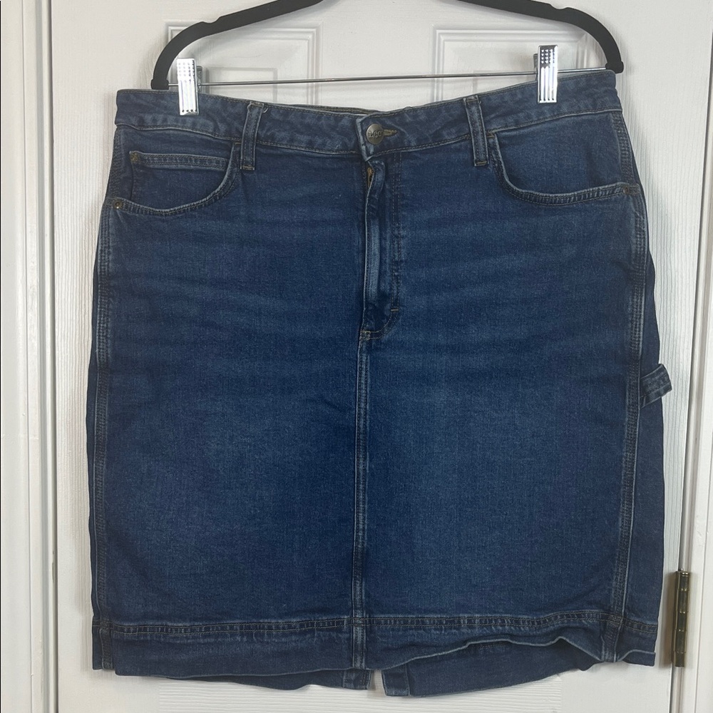 Lee blue denim jean skirt size 18 medium. Pockets.